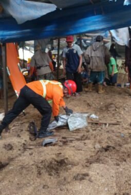 Kandang Ayam Ambruk di Wonosari, Satu Pekerja Tewas dan Satu Masih Dicari Lo