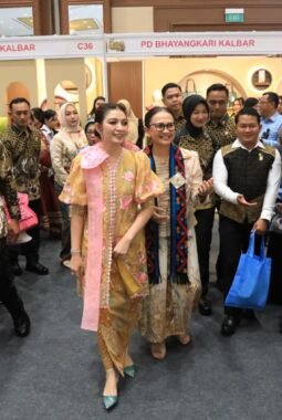 Ketua Umum Seruni Kabinet Merah Putih Selvi Gibran Buka Bazar Kreasi Bhayangkari Nusantara 2026, Dorong UMKM Naik Kelas