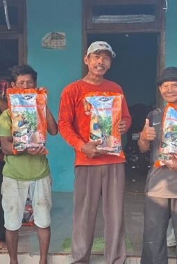 Benih Jagung Mulai Disalurkan, Bhabinkamtibmas Desa Cerme Kawal Program Ketahanan Pangan Pemerintah