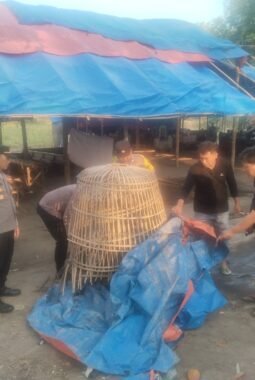 Kapolsek Ngasem Beserta Jajarannya Tertibkan dan Musnahkan Sarana yang Diduga Digunakan untuk Perjudian di Desa Kranggan